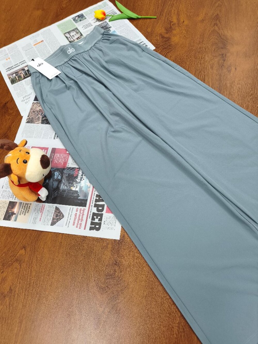 Alo Yoga NWT Steel Grey Pants Regular 30-inch😎Cool Girl Wardrobe Essentials⛄ - Picture 2 of 7